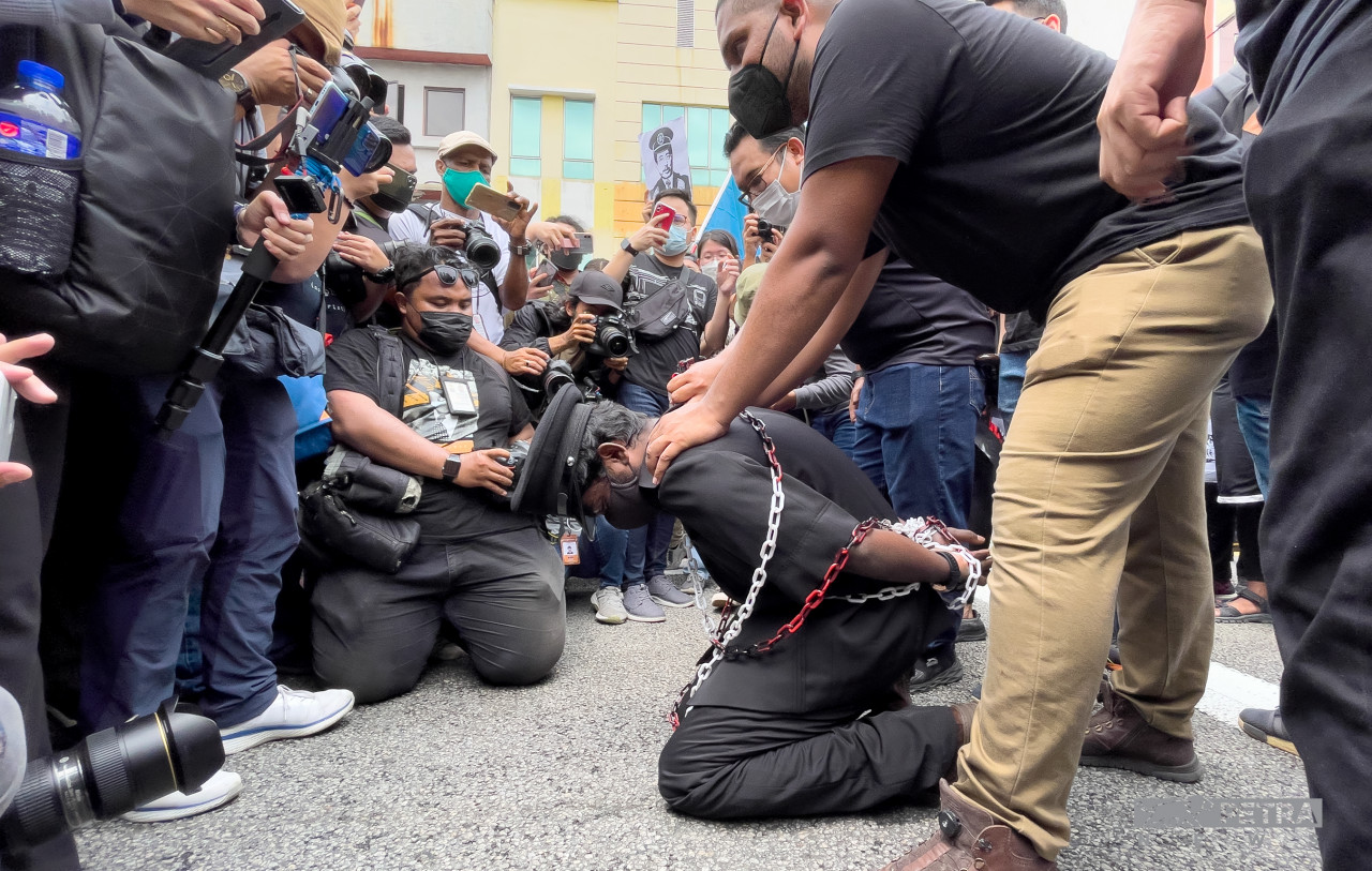 A protester wearing a uniform resembling Malaysian Anti-Corruption Commission chief Tan Sri Azam Baki was ‘arrested’ and chained to symbolically send the clear message that the chief should be arrested and prosecuted. – EMMANUEL SANTA MARIA CHIN/The Vibes pic, January 23, 2022
