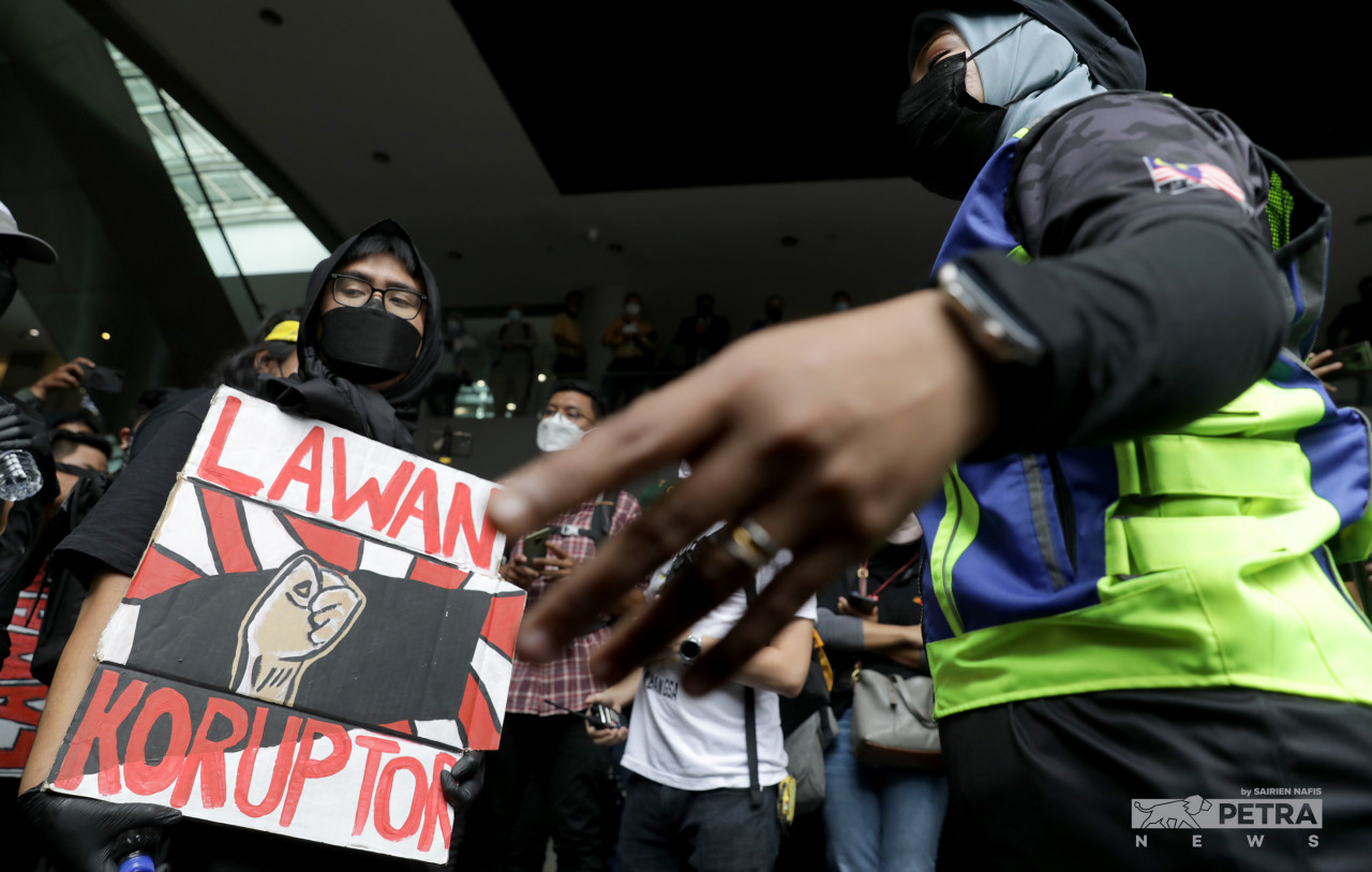 The protestors were tightly controlled by the police force to prevent untoward incidents. – SAIRIEN NAFIS/The Vibes pic, January 23, 2022