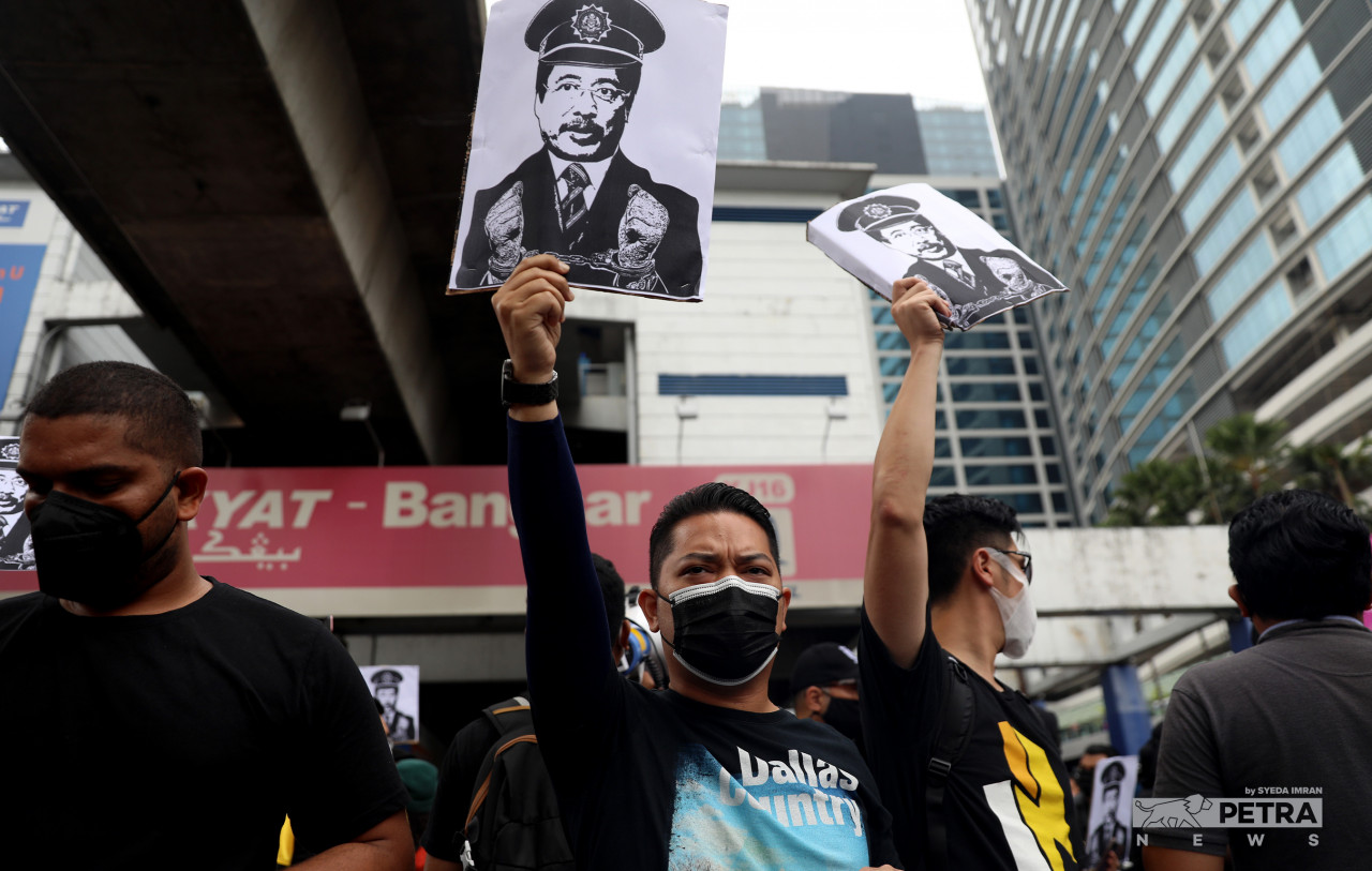 Images of Malaysian Anti-Corruption Commission chief commissioner Tan Sri Azam Baki were paraded to demand that he resign or be arrested. – SYEDA IMRAN/The Vibes pic, January 23, 2022
