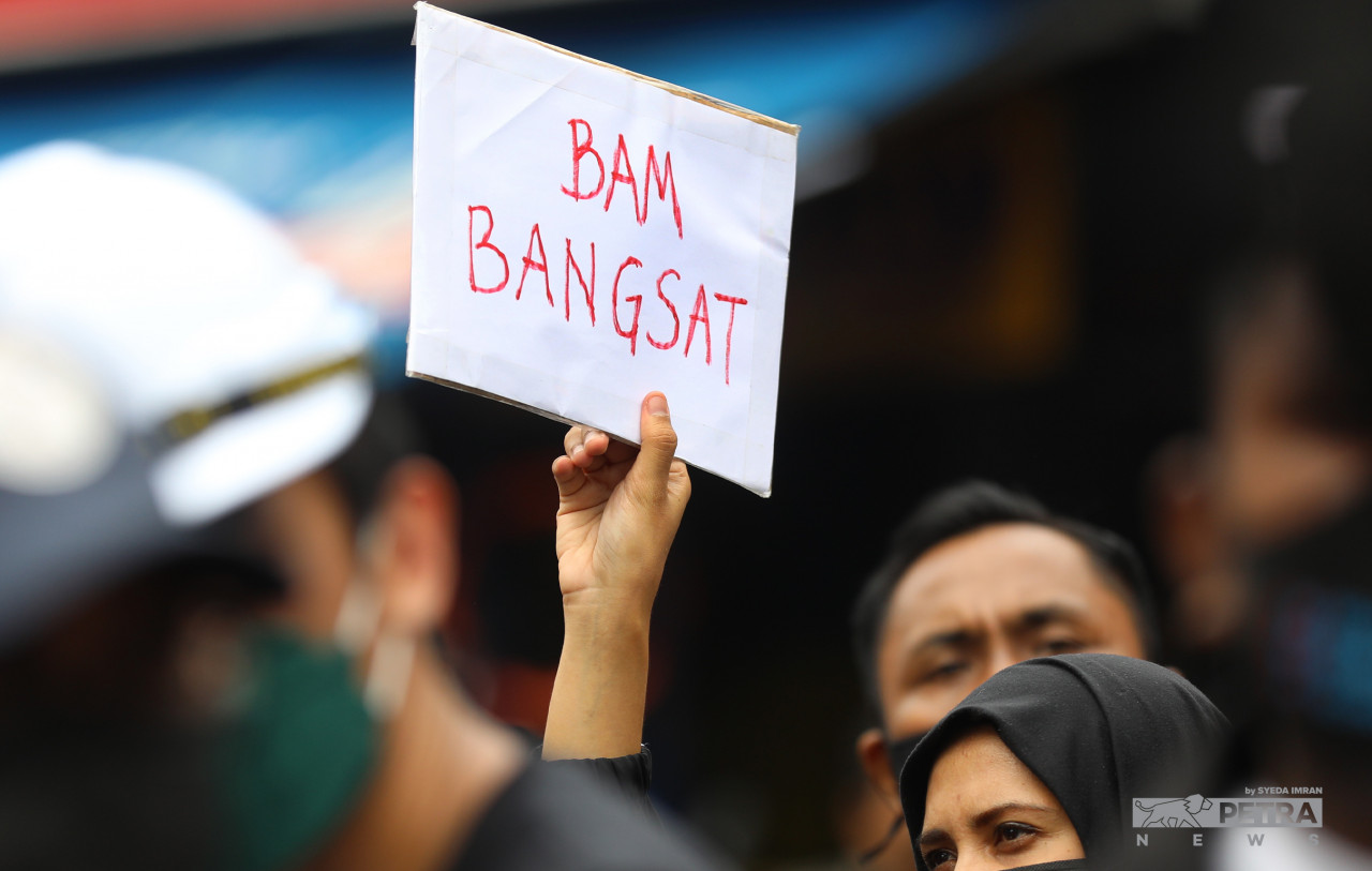 Although yesterday’s rally was meant to show dissatisfaction over the issue that embroils Malaysian Anti-Corruption Commission chief Tan Sri Azam Baki, a few protesters came to display their support to Malaysian shuttler Lee Zii Jia. – SYEDA IMRAN/The Vibes pic, January 23, 2022