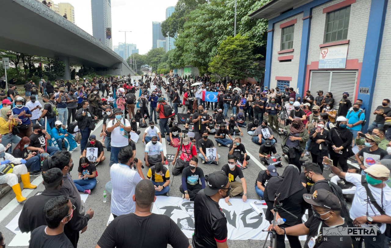 After being prevented from continuing their journey, the protesters stopped and sat on the Jalan Bangsar/Travers intersection. – SYEDA IMRAN/The Vibes pic, January 23, 2022