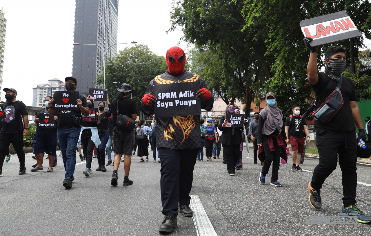A protester cosplaying as a Spider Man carrying a placard reads ‘MACC belongs to my brother’, which satirised Tan Sri Azam Baki’s controversial statement when he was investigated. – SYEDA IMRAN/The Vibes pic, January 23, 2022