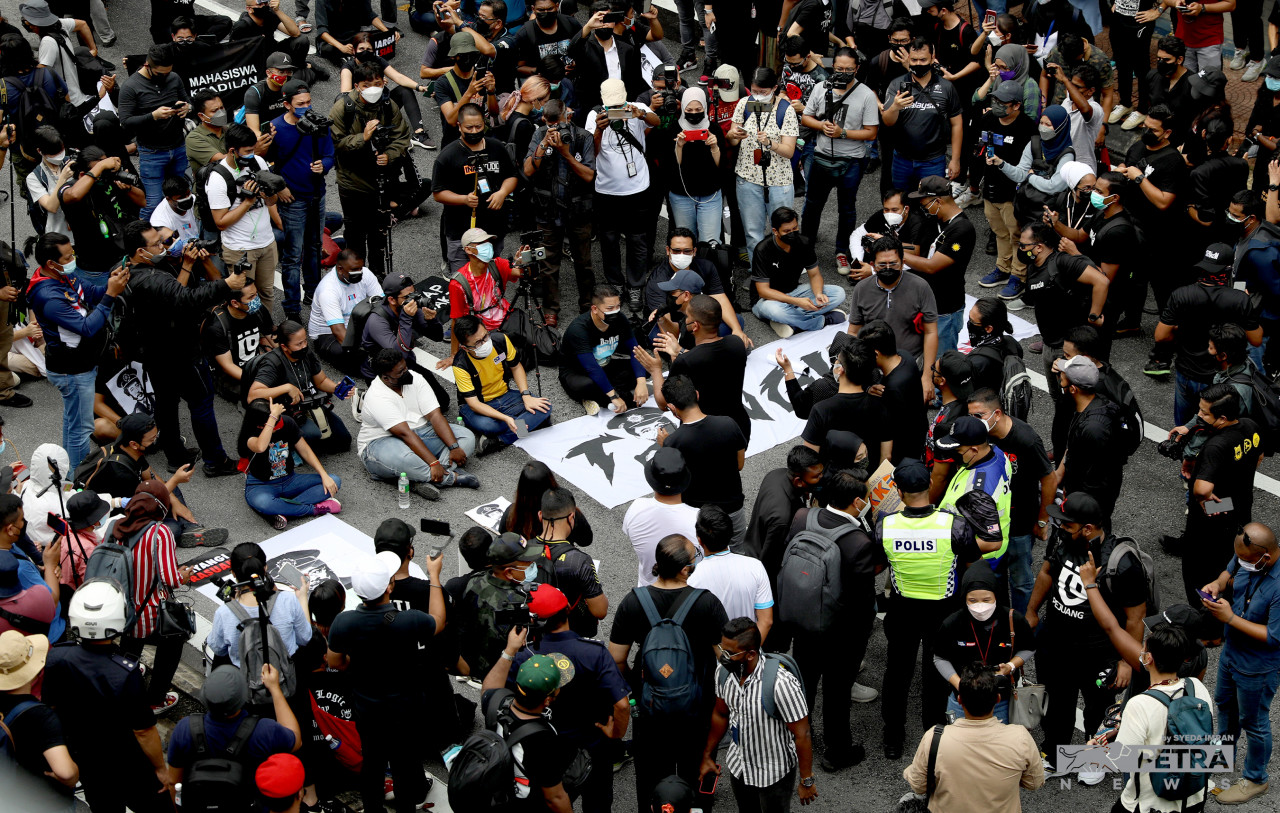 An estimated 400 protestors comprising a group of young people from opposition political parties participated in the #TangkapAzamBaki rally yesterday. – SYEDA IMRAN/The Vibes pic, January 23, 2022