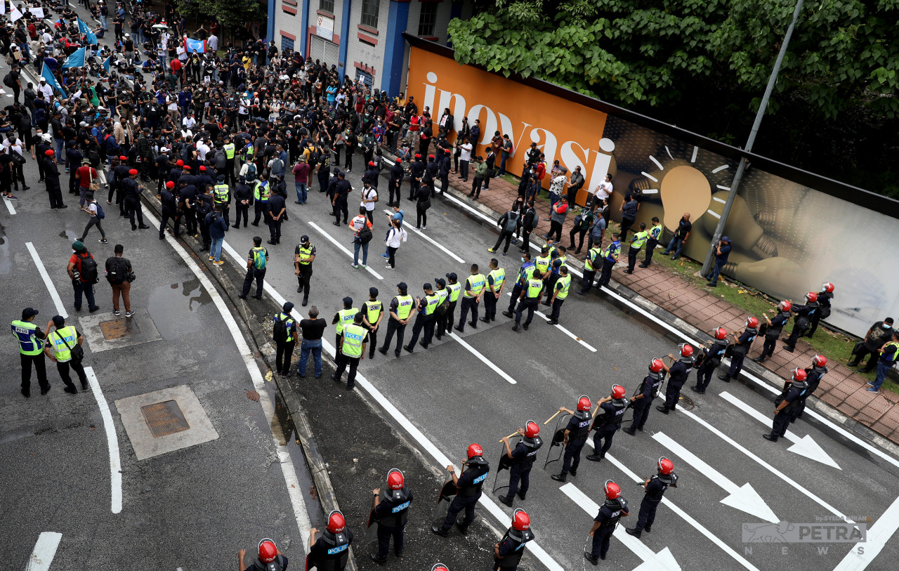 The #TangkapAzamBaki protesters halted by police at Jalan Travers during their intended march to Dataran Merdeka. – SYEDA IMRAN/The Vibes pic, January 23, 2022