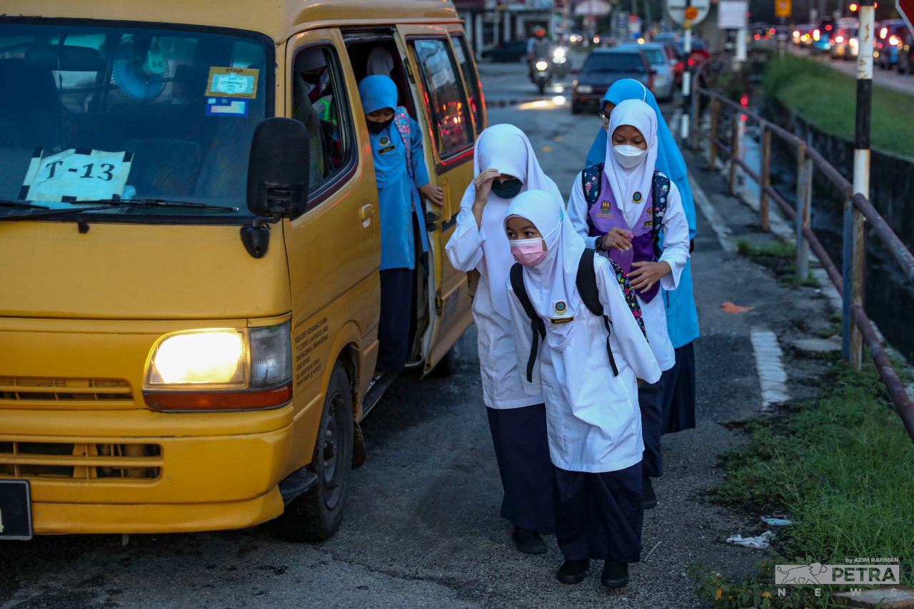 The reopening of schools in 2022 will also provide much relief to school van and bus operators, who lost quite bit of income during the pandemic. – AZIM RAHMAN/The Vibes pic, January 17, 2022