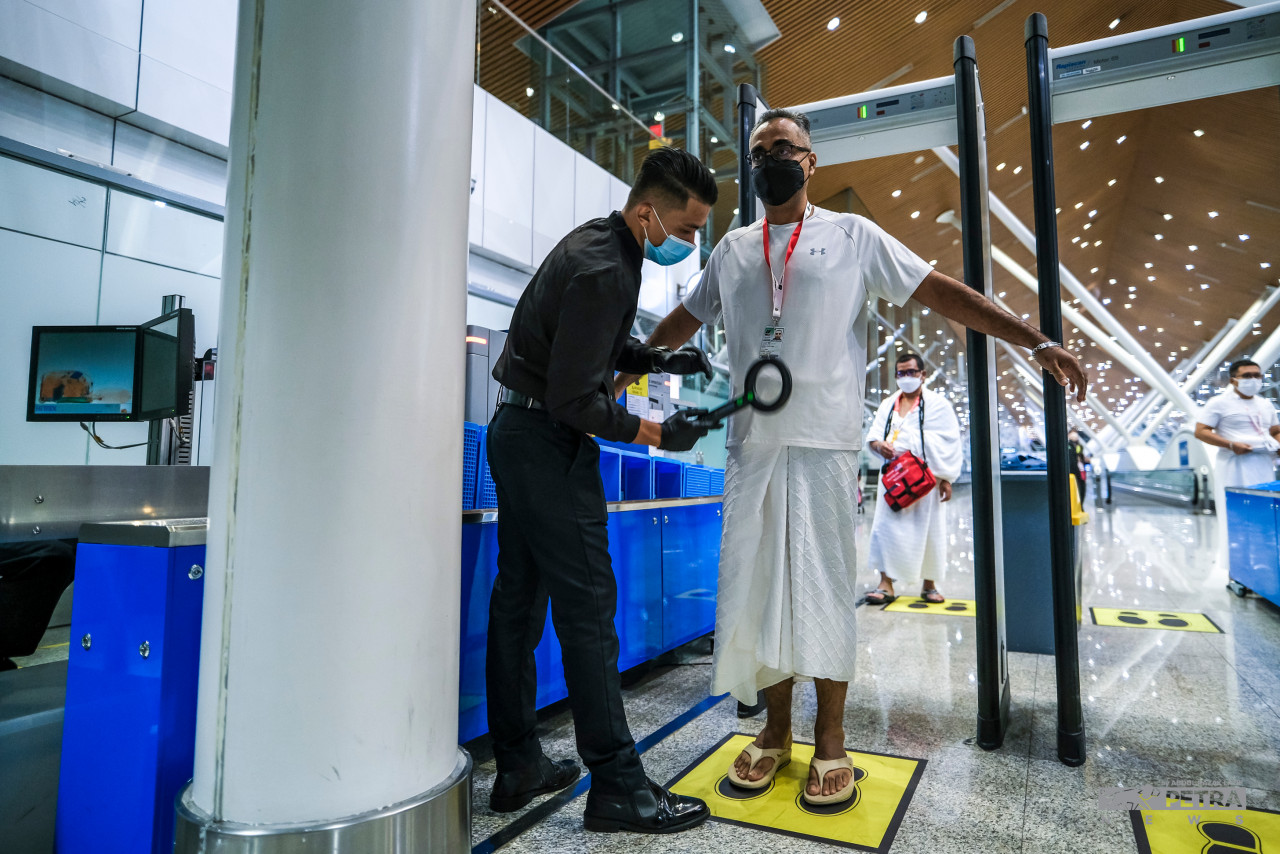 Pilgrims from the final group, who left for Jeddah early Sunday morning, underwent a check-up before boarding the plane. – ABD RAZAK LATIF/The Vibes pic, July 5, 2022