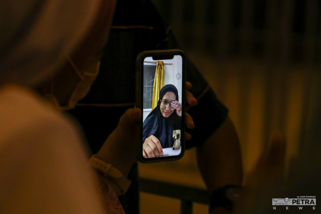 Sadness struck for relatives who could only chat with their loved ones via smartphone due to not being able to say goodbye together face to face. – AZIM RAHMAN/The Vibes pic, July 5, 2022