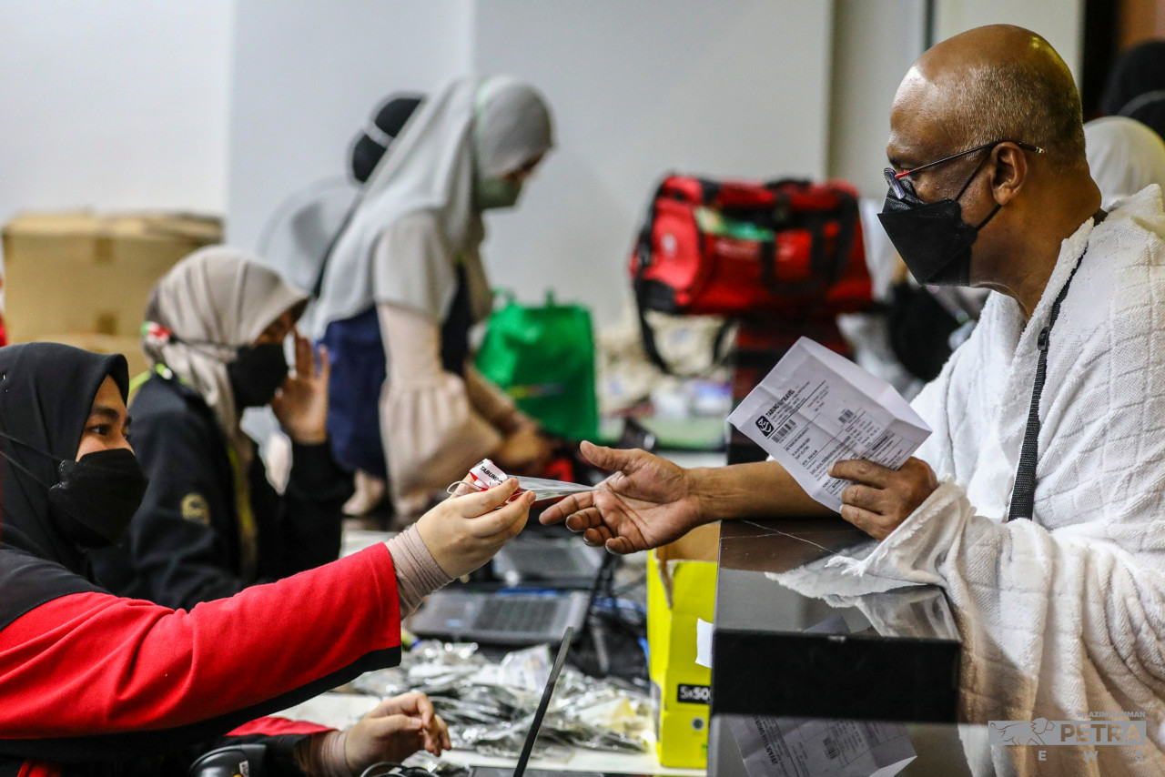 The process of documentation and submission of basic necessities by Tabung Haji staff was carried out at the KLIA Mövenpick Hotel. – AZIM RAHMAN/ The Vibes pic, July 5, 2022