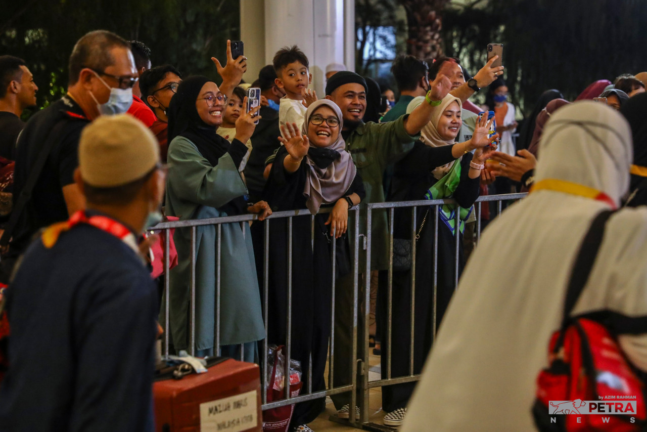 Relatives gathered to say goodbye to their loved ones who are departing to Mecca at the KLIA Mövenpick Hotel. – AZIM RAHMAN/The Vibes pic, July 5, 2022