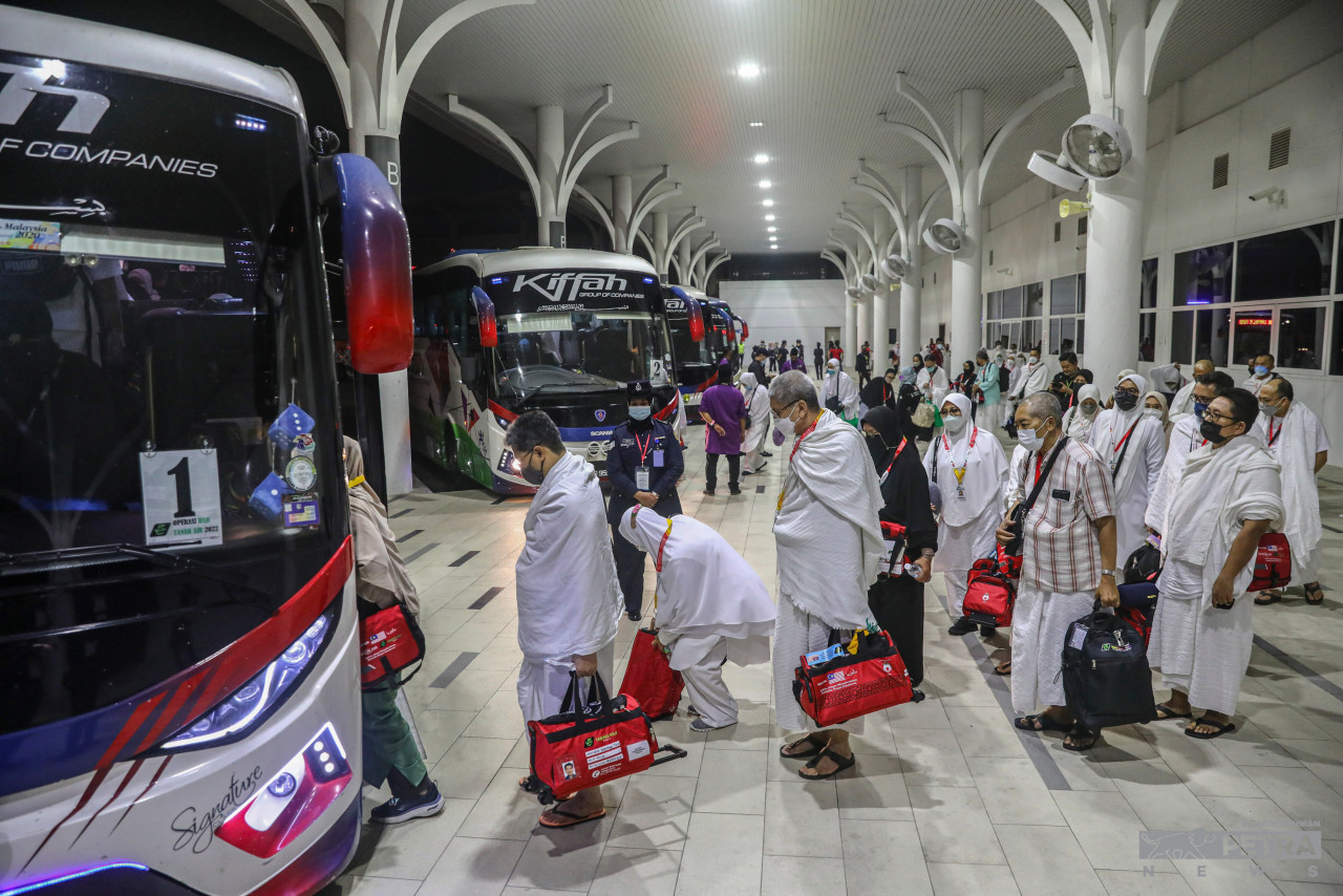 A total of 284 pilgrims in the final group leaving for Jeddah, early Sunday morning. – AZIM RAHMAN/The Vibes pic, July 5, 2022