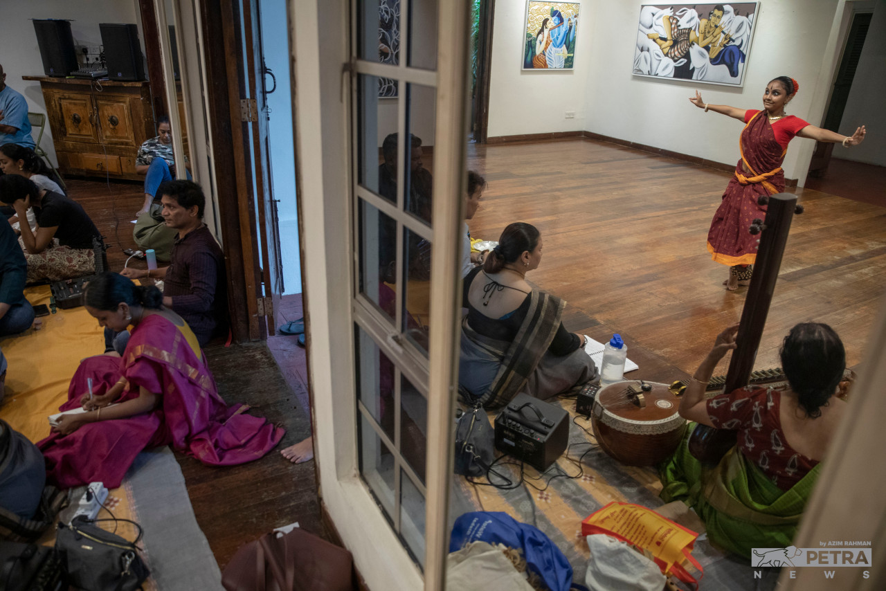 Sutra Foundation started its first Dance Outreach Class in Kuala Selangor in 2013. Kirthana’s parents took every opportunity to enrol their daughter. Tonight, she with be performing her first solo show at Panggung Bandaraya Kuala Lumpur. – AZIM RAHMAN/The Vibes pic