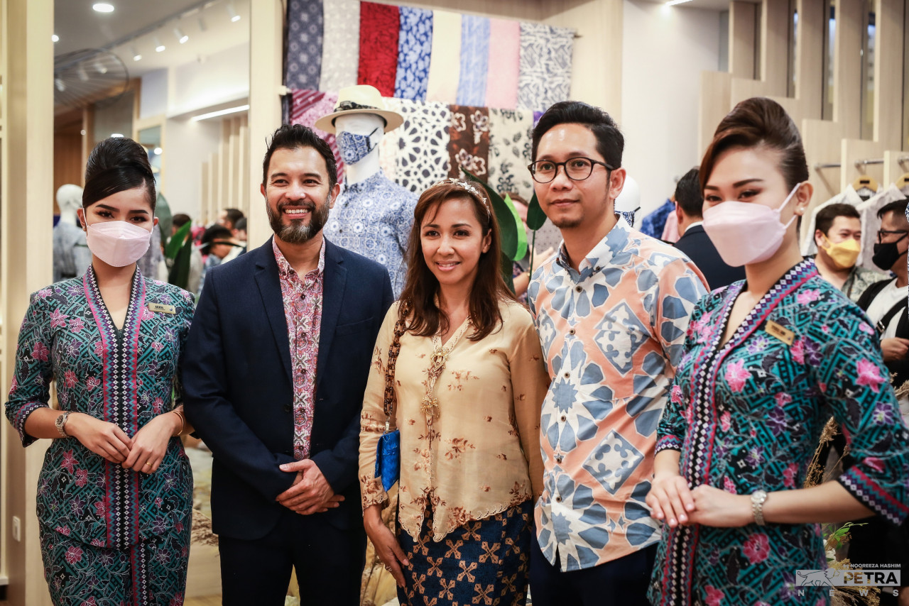 Ekram Faiz, co-founder of Kapten Batik (second from right) with Tengku Zatashah and Amiroel Shazrie Yusoff (second from left), head of Enrich. – NOOREEZA HASHIM/The Vibes pic
