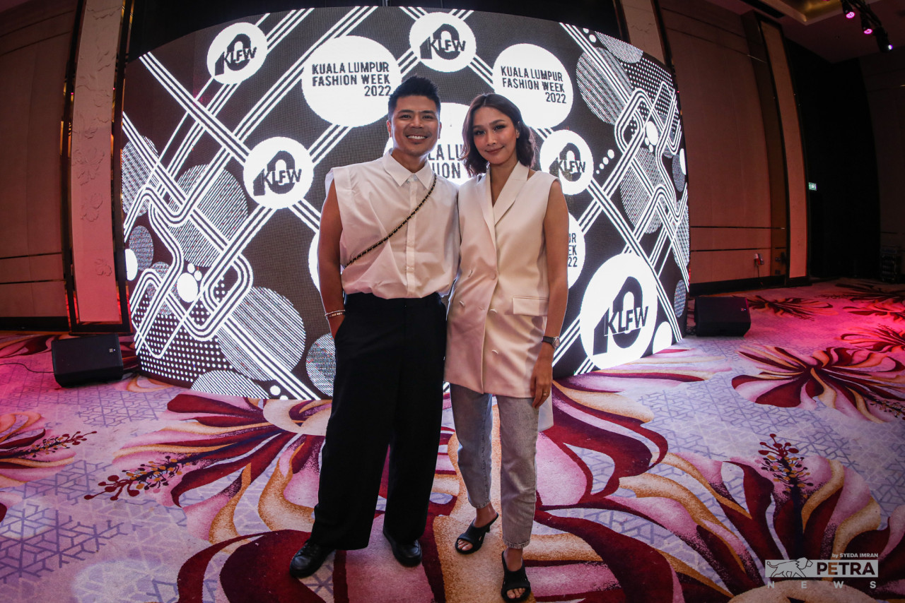 Fashion forward couple. Actress and Most Stylish Female Celebrity 2021 Scha Al-Yahya and her husband, TV host/emcee Awal Ashaari, at the media launch of KLFW 2022. – SYEDA IMRAN/The Vibes pic