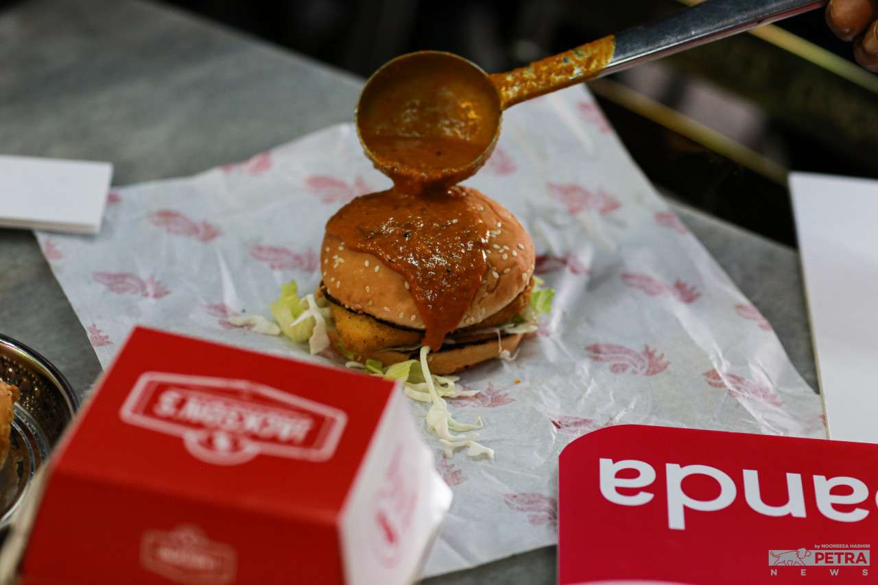 Jackson's Burger X Devi's Corner Crab Curry. – NOOREEZA HASHIM/The Vibes pic