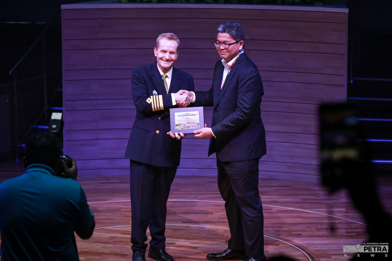 Spectrum of the Seas' Captain Flemming B. Nielsen and PKCT chairman Datuk Azman Shah Mohd Yusof exchanging plaques. – NOOREEZA HASHIM/The Vibes pic