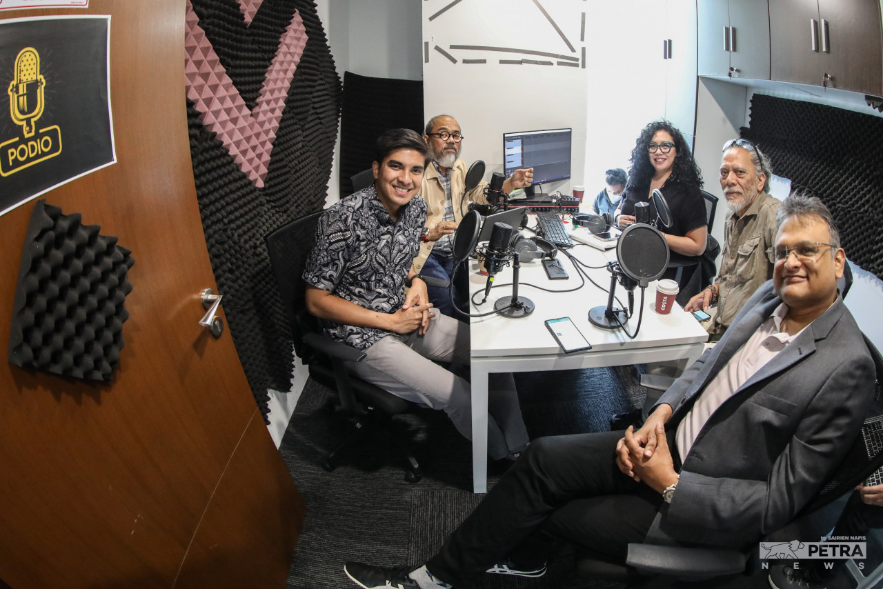 (From left) Syed Saddiq with Petra News chief executive Datuk Zainul Ariffin Mohamed Isa, lifestyle and culture editor Shazmin Shamsuddin, executive director Datuk Ahirudin Attan (better known as Rocky Bru) and editor-in-chief Terence Fernandez. – SAIRIEN NAFIS/The Vibes pic