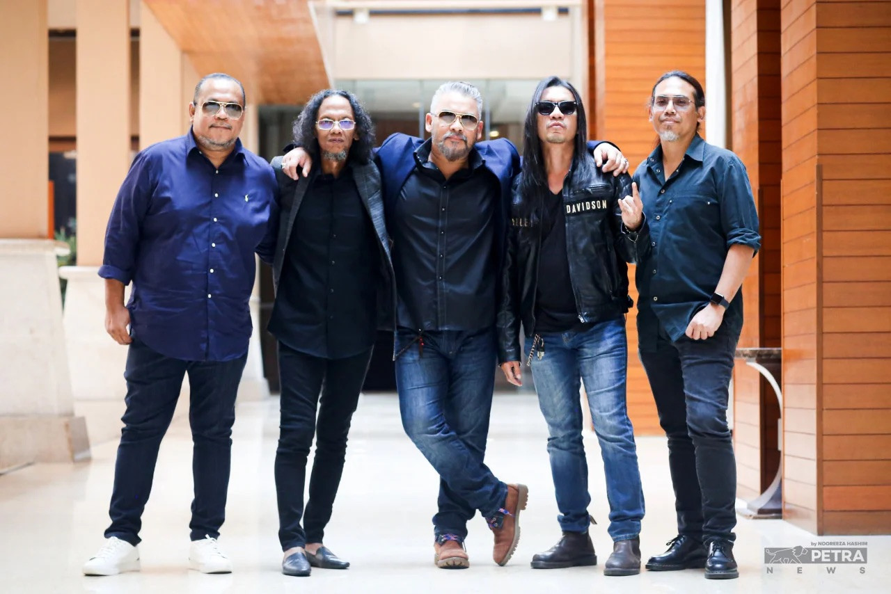 Wings also consists of Kamarullizam Kamarudin (Syam) on lead guitar, Edrie Hashim (Edrie) who also plays lead guitar, Samsaidi Ulong Idris (Eddie) as bass player and Azmi Hashim (Black) on drums. – NOOREZA HASHIM/ Getaran pic