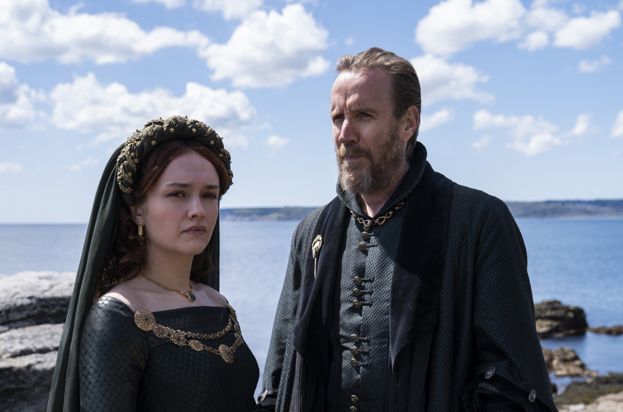 Alicent (Olivia Cooke) and Otto Hightower (Rhys Ifans), are decidedly not Targaryens, but they have their own plans to take power. – Pic courtesy of HBO Go