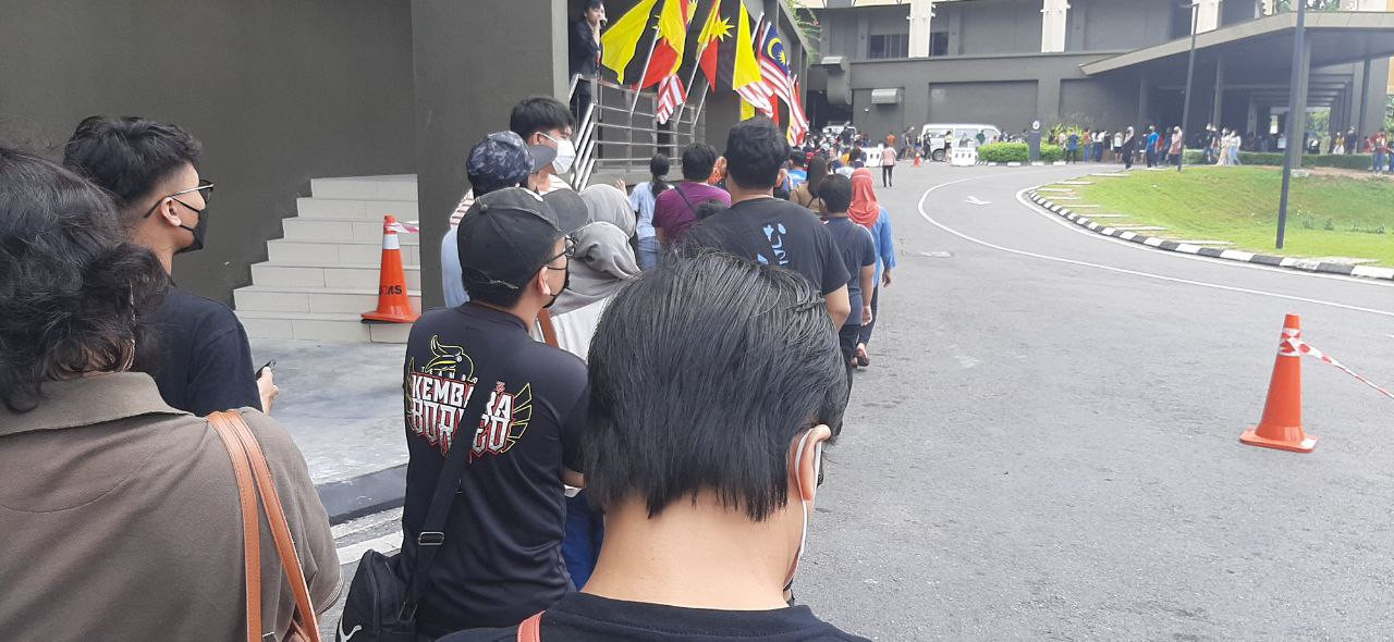A section of the crowd waiting to gain entry into the Borneo Cultures Museum. – JOSEPH MASILAMANY/The Vibes pic