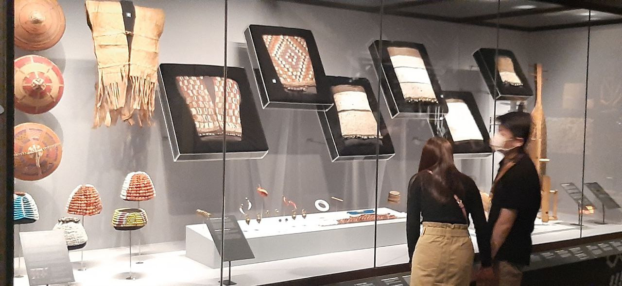 A couple taking a look at some artifacts displayed at the museum. – JOSEPH MASILAMANY/The Vibes pic  