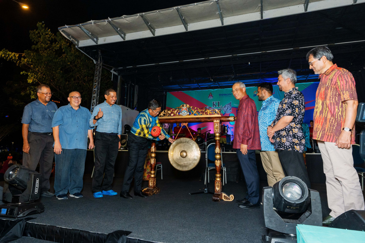 Deputy Federal Territories Minister Datuk Seri Jalaluddin Alias (fourth from left) and Kuala Lumpur Mayor Datuk Seri Mahadi Che Ngah (fourth from right), together with other dignitaries officiate the launch of Pentas Seni Merdeka at Jalan Raja last night. – Pic courtesy of Think City