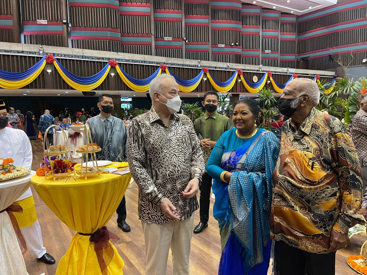 Sultan Nazrin (left) in conversation with the author, Indra Rani Lavan Iswaran. – KALASH NANDA KUMAR/The Vibes pic