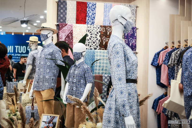 Federal civil servants required to wear M’sian batik on Thursdays