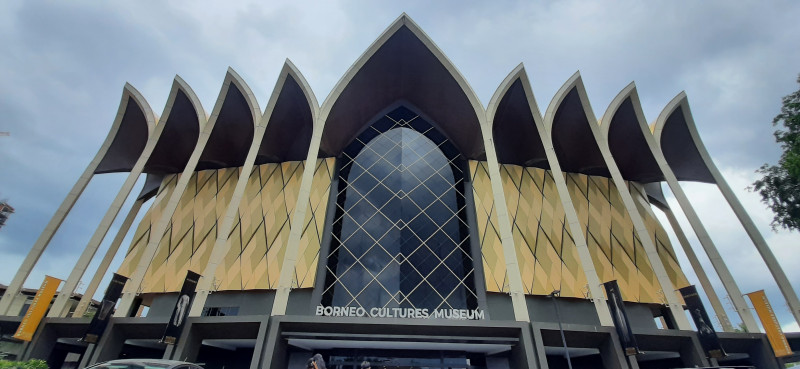 Crowds throng museum ahead of entry fee implementation