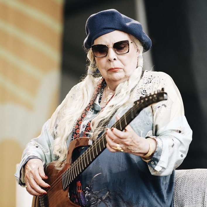 Joni Mitchell gives surprise show after more than 2 decades