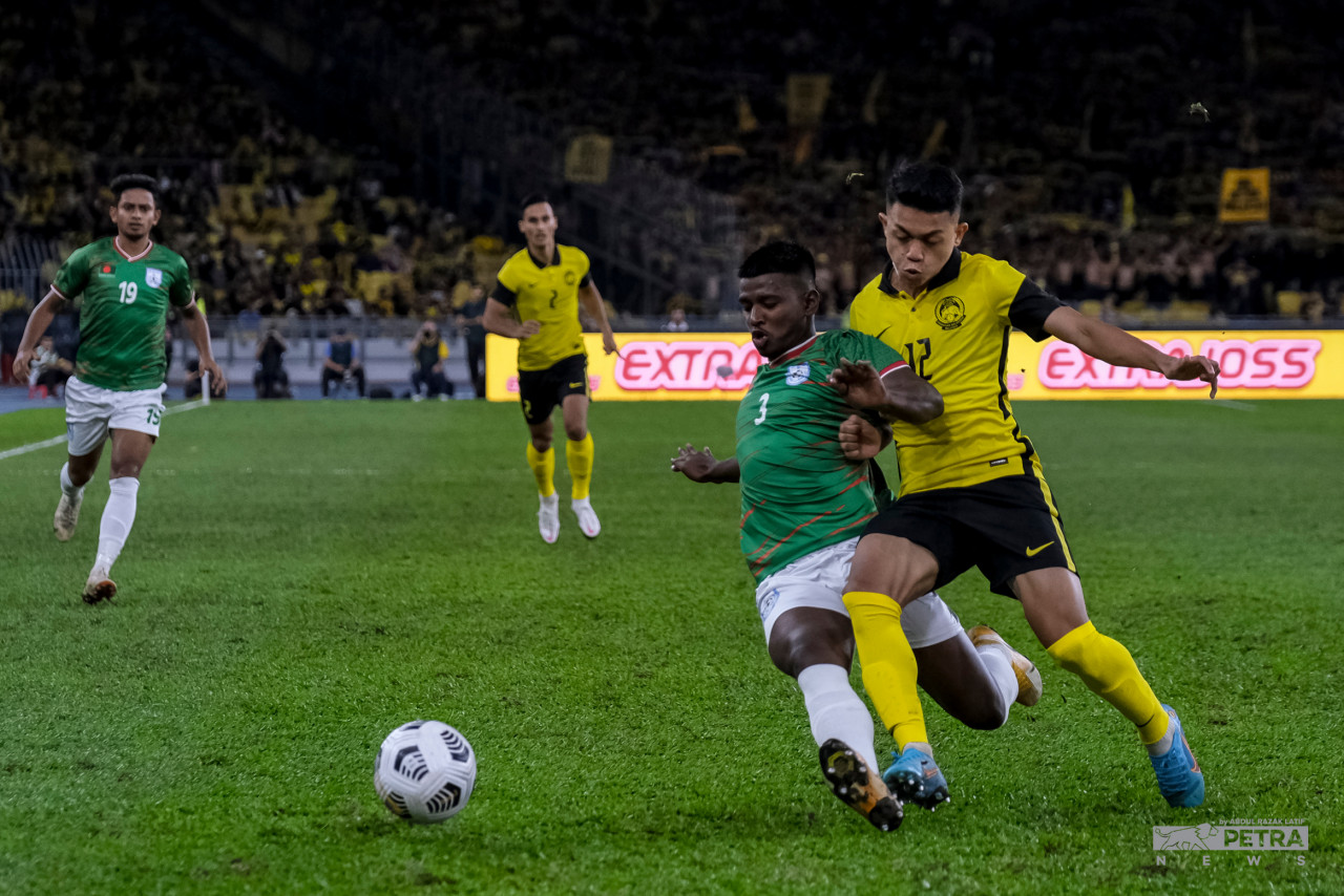 Arif Aiman Mohd Hanapi is blocked by Bangladesh’s Yeasin Arafat. – ABD. RAZAK LATIF/The Vibes pic, June 17, 2022