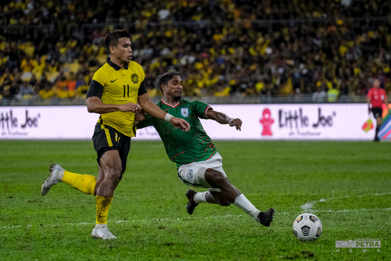 Malaysia’s main player, Muhammad Safawi Rasid misses the opportunity to score a goal after the ball is snatched by a Bangladeshi player. – ABD. RAZAK LATIF/The Vibes pic, June 17, 2022