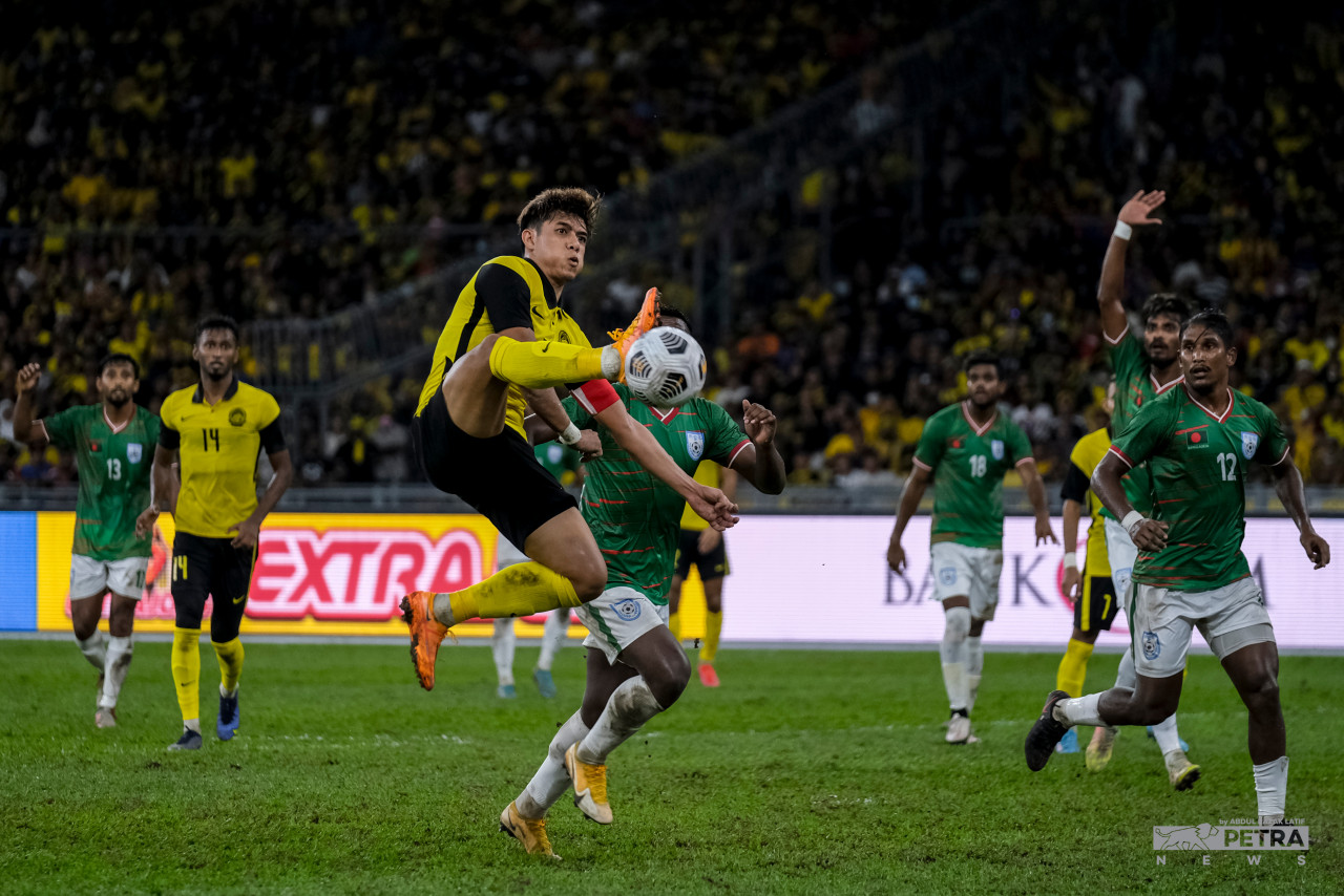 A critical situation in front of the goal draws the crowds’ focus when Muhammad Syafiq Ahmad tries to make a header. – ABD. RAZAK LATIF/The Vibes pic, June 17, 2022