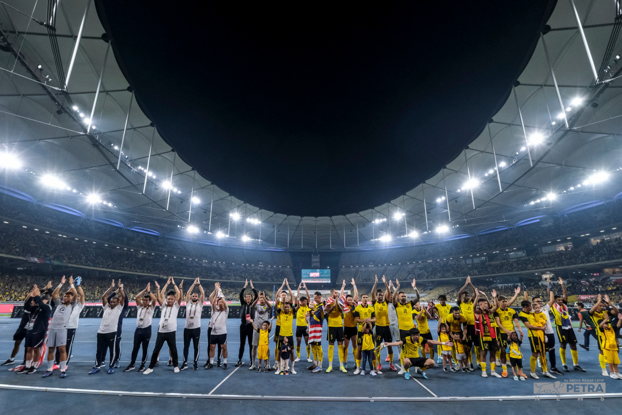 The national players thank the supporters who always supported them in the Asian Cup qualifiers at the Bukit Jalil National Stadium last Tuesday. – ABD. RAZAK LATIF/The Vibes pic, June 17, 2022