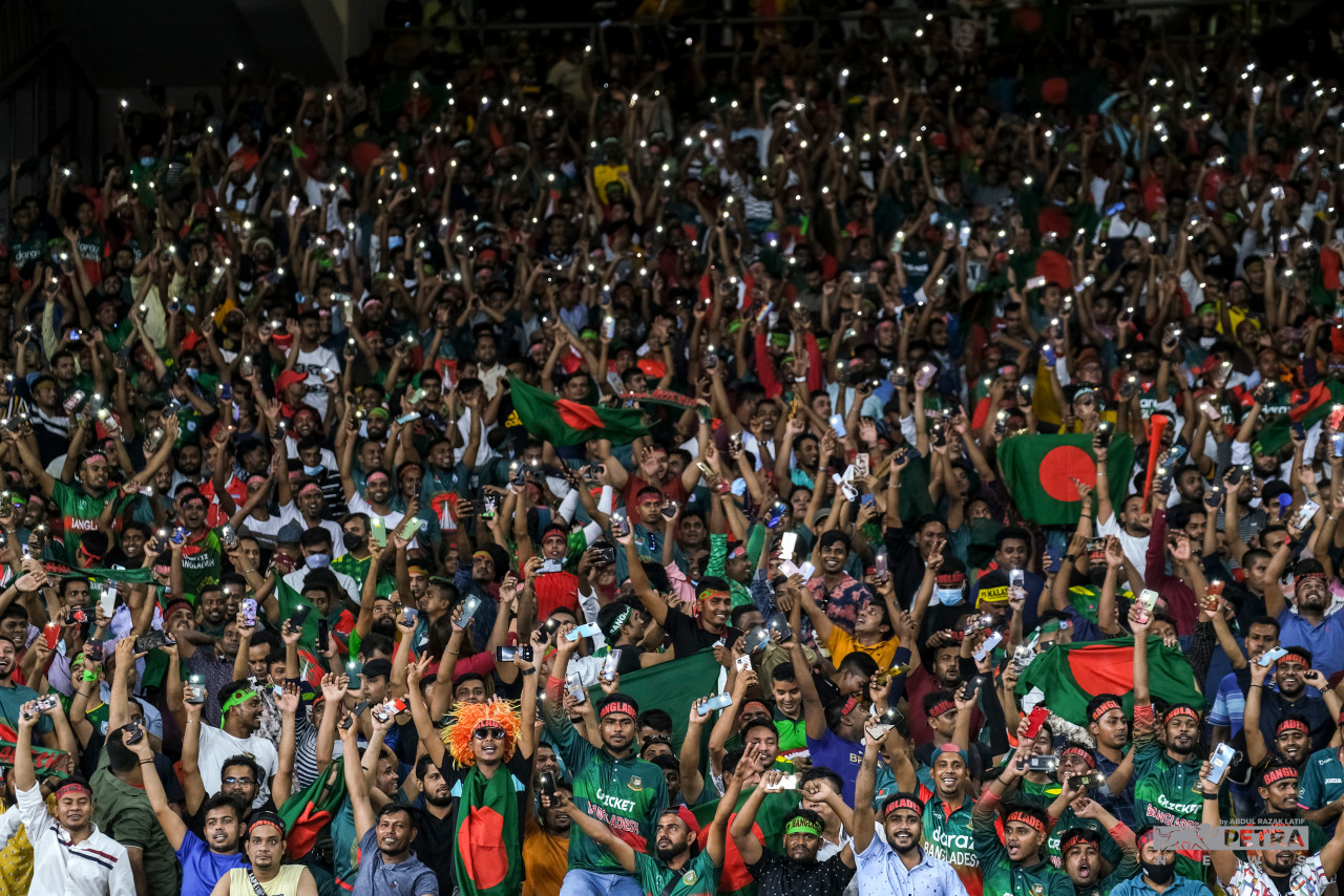 Cheers from thousands of Bangladeshi supporters working in Malaysia did not dampen the spirit of the Malaysian team to win 4-1. – ABD. RAZAK LATIF/The Vibes pic, June 17, 2022