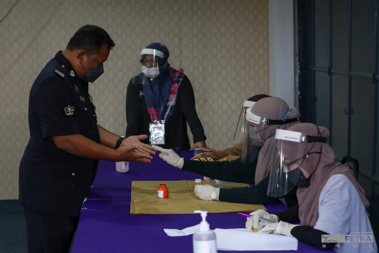 Election Commission officers conducted inspection before fingers of voters are dipped in indelible ink. – AZIM RAHMAN/The Vibes pic, March 8, 2022