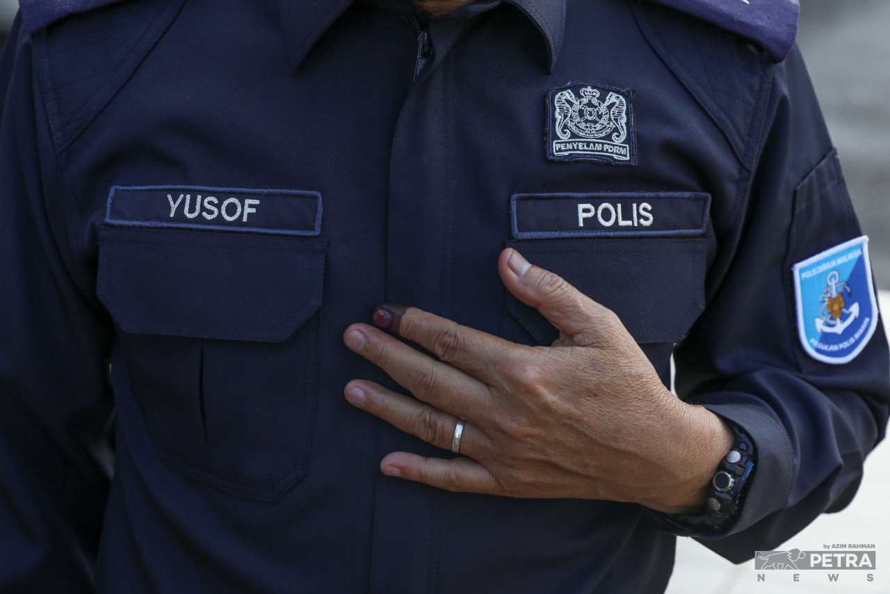 An officer shows his finger that was dipped in permanent ink, signalling that his vote had been cast. – AZIM RAHMAN/The Vibes pic, March 8, 2022