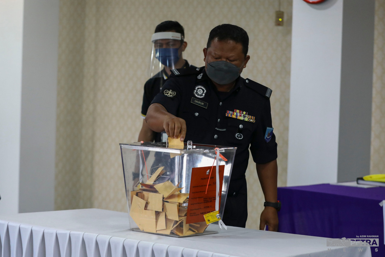 Early voting was conducted for the armed forces, police, and the General Operations Force officers, as well as their spouses, to enable them to carry out their duties on the actual polling day. – AZIM RAHMAN/The Vibes pic, March 8, 2022
