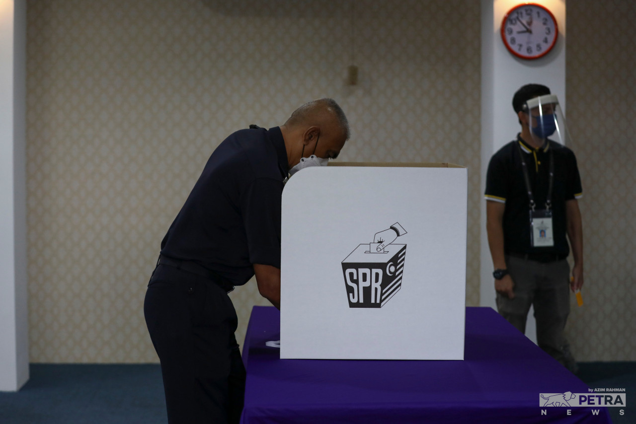 Over 22,000 members of the security forces, comprising the armed forces, police, and the General Operations Force, as well as their spouses, were eligible to cast their votes today. – AZIM RAHMAN/The Vibes pic, March 8, 2022