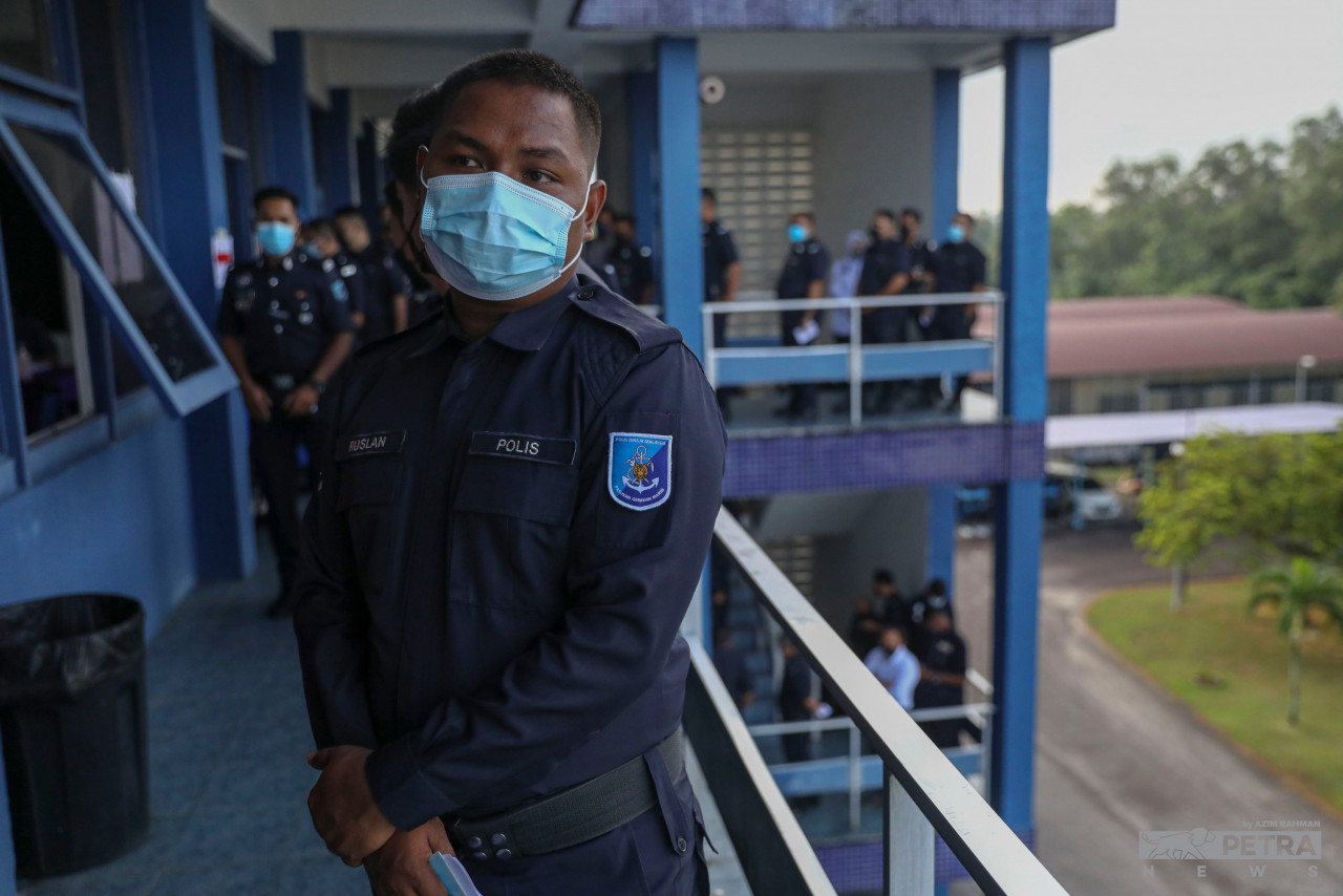 Police personnel from the marine police headquarters in Tampoi, waiting for their turn to cast their vote. – AZIM RAHMAN/The Vibes pic, March 8, 2022