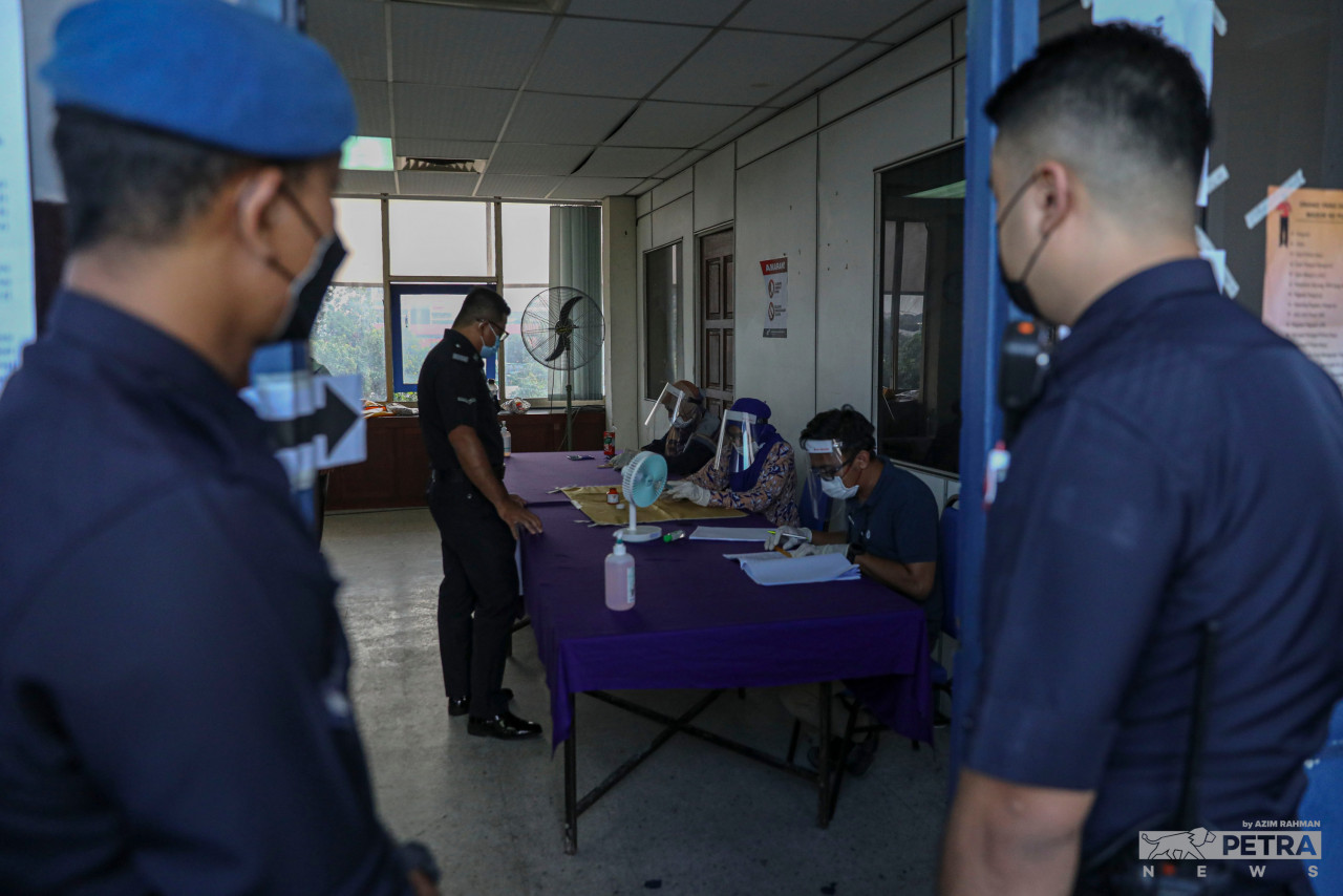 Details were closely scrutinised before ballot papers were given out at early voting polling stations in Johor today. – AZIM RAHMAN/The Vibes pic, March 8, 2022 AZIM RAHMAN/The Vibes pic, March 8, 2022
