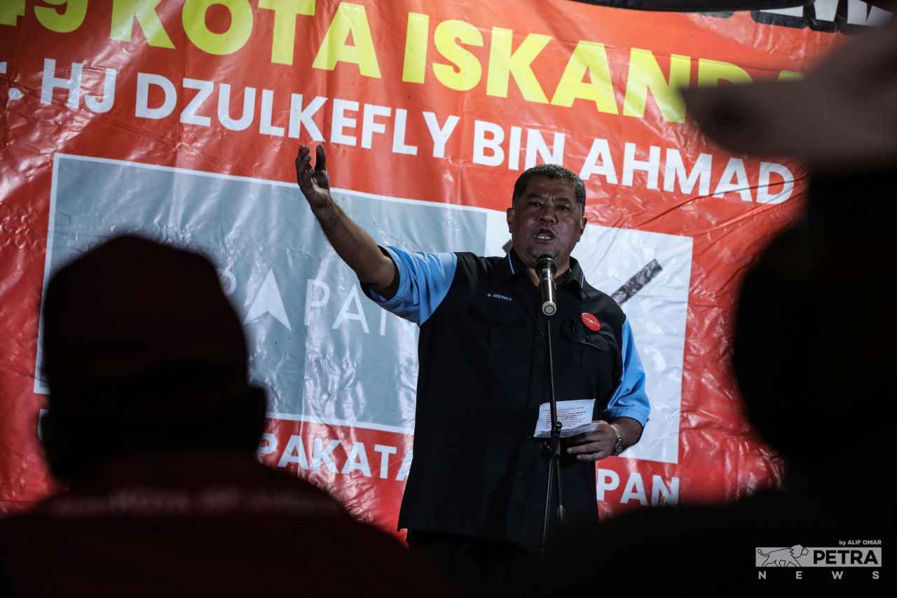Incumbent Kota Iskandar candidate Dzulkefly Ahmad of Pakatan Harapan still believes speaking directly to voters is the most effective method of campaigning. – ALIF OMAR/The Vibes pic, March 10, 2022 