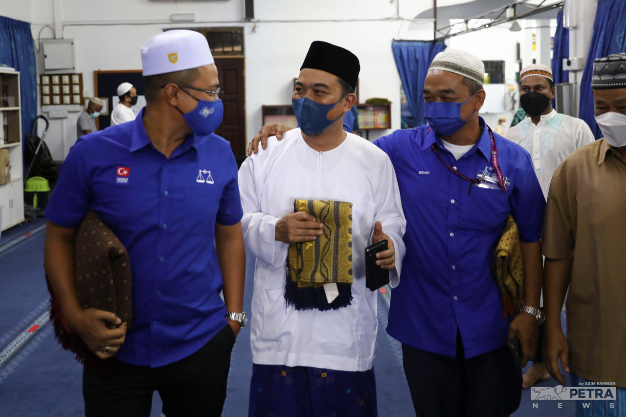 Despite being political enemies, Barisan Nasional Larkin candidate, Mohd Hairi Mad Shah (left) remains friendly with Pejuang candidate for Kempas, Nornekman Osman (centre) after performing Friday prayers at the Ar-Raudhah Mosque in Kg Datuk Onn Larkin.– AZIM RAHMAN/The Vibes pic, March 10, 2022 