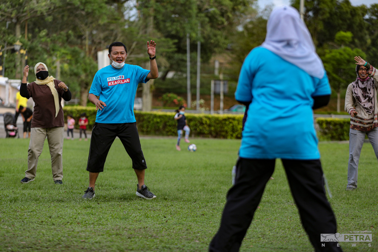 PKR candidate for the Larkin state seat, Dr Zamil Najwah Arbain, participates in a Zumba session at Taman Tasik Merdeka. – AZIM RAHMAN/The Vibes pic, March 10, 2022 
