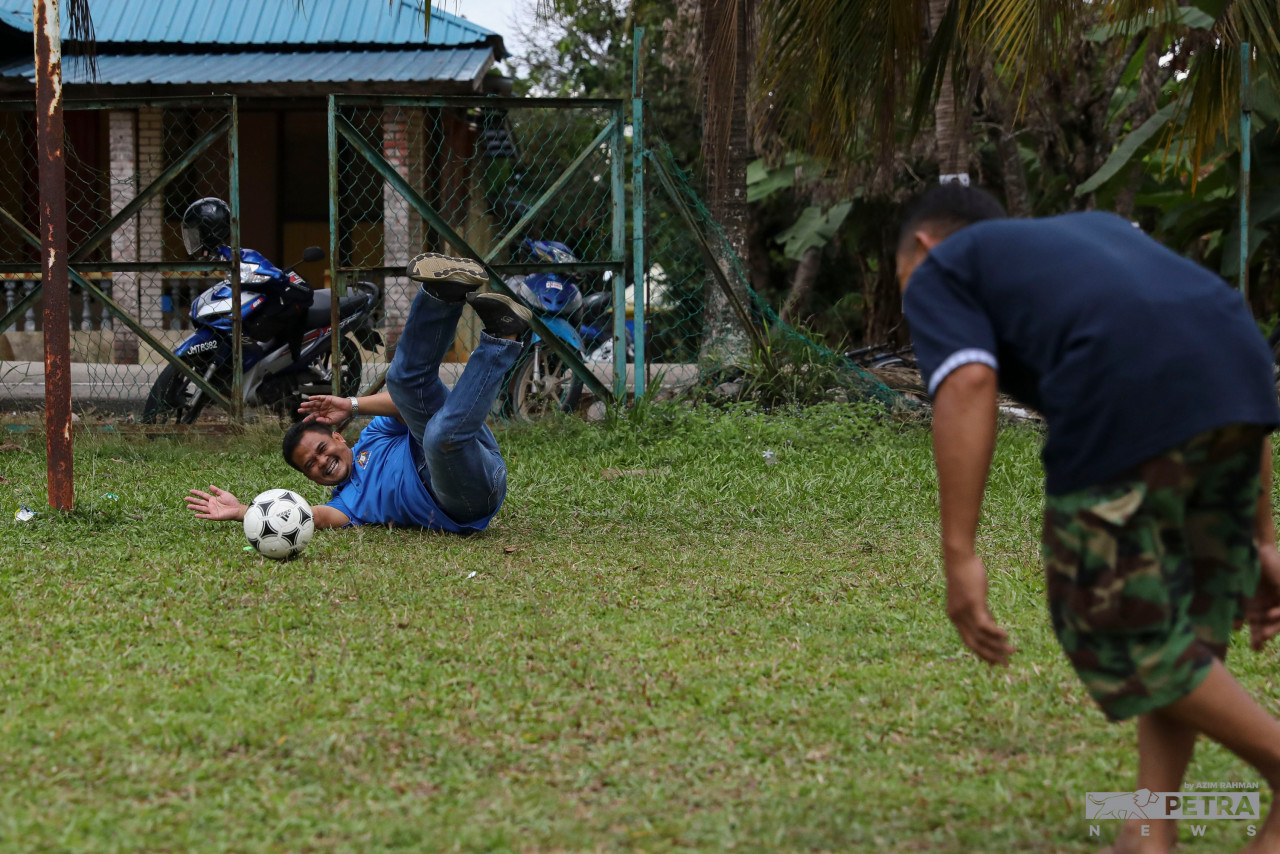A unique way to campaign for the Barisan Nasional candidate for the Buloh Kasap state seat, Datuk Zahari Sarip becomes the goalkeeper in a football match while campaigning in Kg Spang Loi, Segamat. – AZIM RAHMAN/The Vibes pic, March 10, 2022 