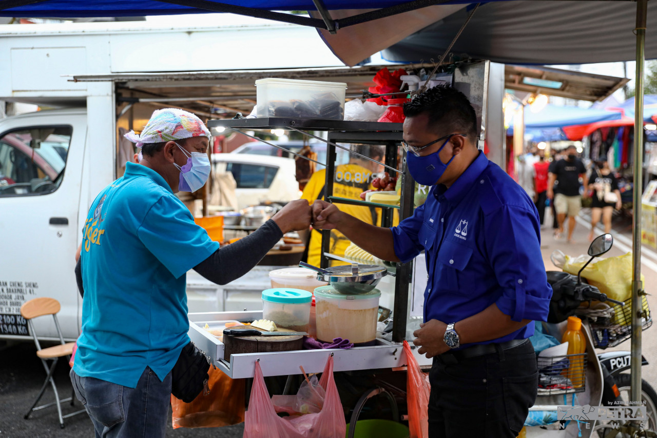 Barisan Nasional candidate for Larkin, Mohd Hairi Mad Shah meets constituents of various races at the Jalan Harimau Night Market. – AZIM RAHMAN/The Vibes pic, March 10, 2022 