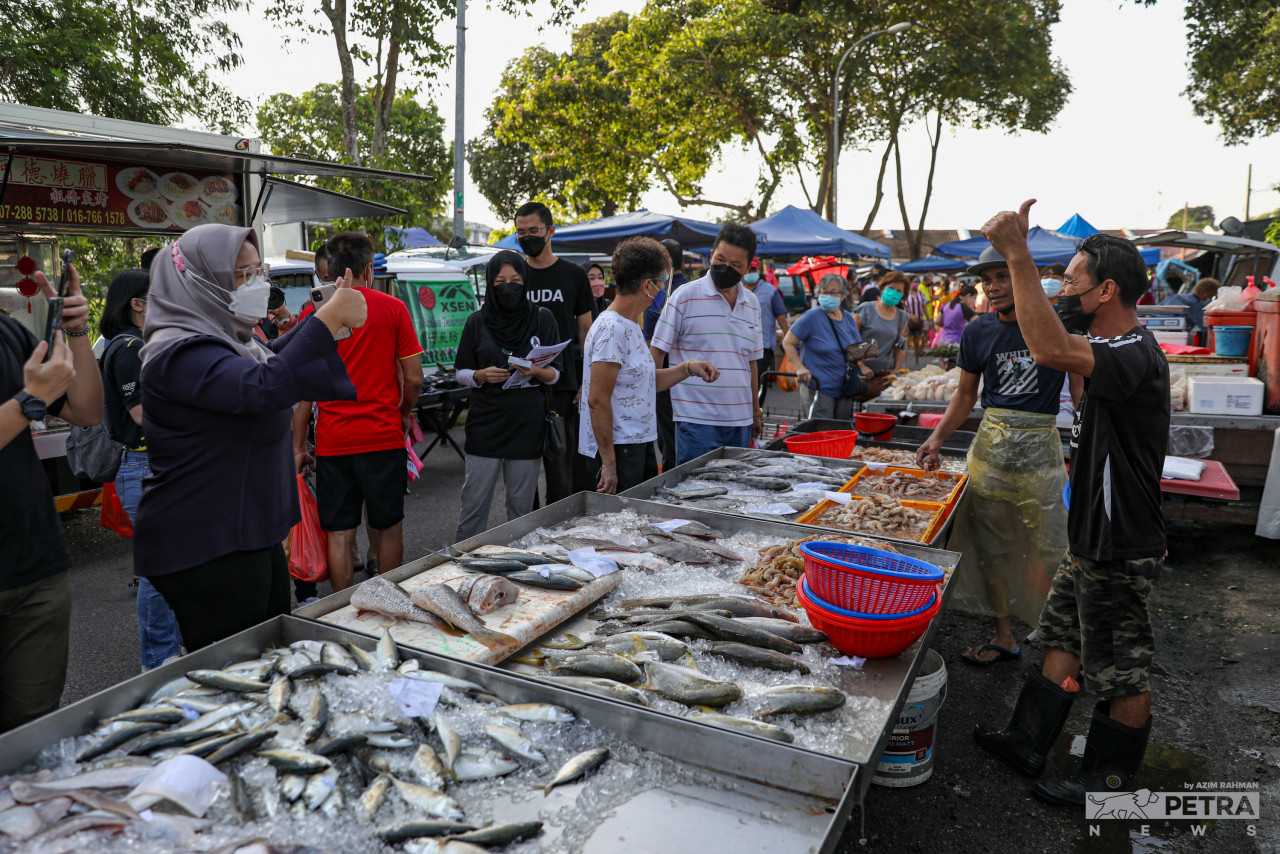Muda party candidate for Puteri Wangsa, Amira Aisya Abd Aziz (left) holds a friendly session with voters at Pasar Pagi Taman Daya. – AZIM RAHMAN/The Vibes pic, March 10, 2022 