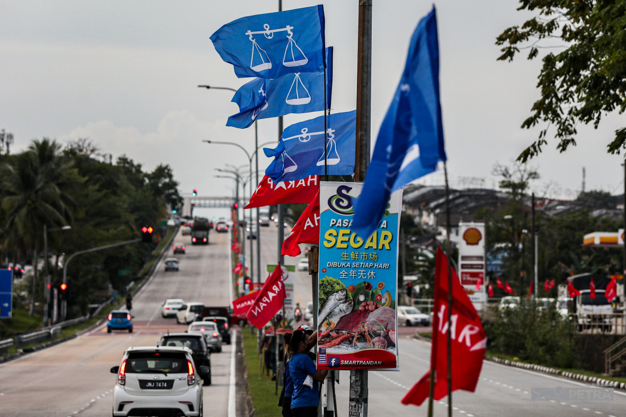 The old way of campaigning by hoisting flags, though outdated, has its own strengths. – ALIF OMAR/The Vibes pic, March 10, 2022 