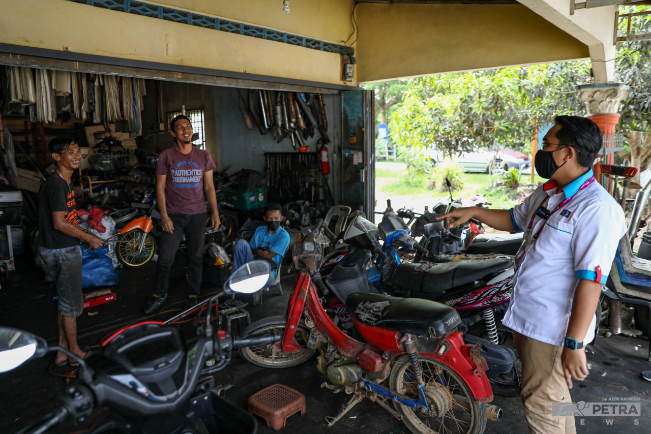 PKR Johor Lama candidate, Omar Mokhtar Manap, reaches out to voters around Felda Lok Heng Kota Tinggi.– AZIM RAHMAN/The Vibes pic, March 10, 2022 