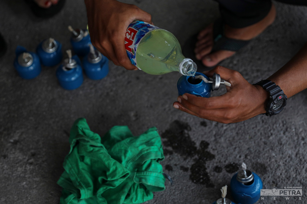 Kerosene is poured into the festive lamps as fuel. – AZIM RAHMAN/The Vibes pic, May 2, 2022