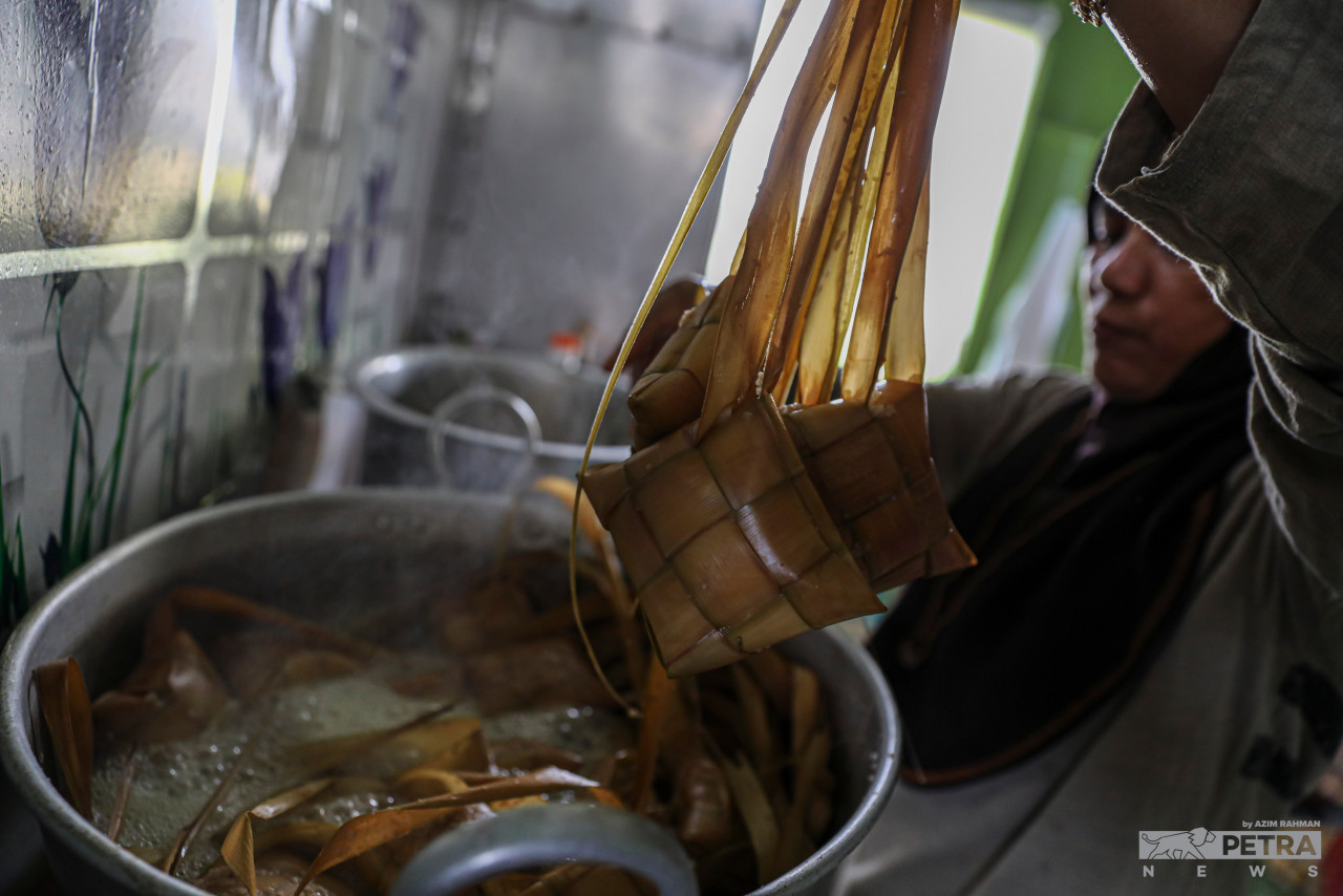Noraini Ahmad Supan boils ketupat in preparation for Hari Raya Aidilfitri. – AZIM RAHMAN/The Vibes pic, May 2, 2022